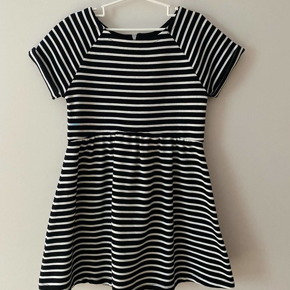 Gymboree black and white striped dress (kid 7)